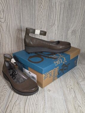 OTBT Scamper Leather Low Wedge Shoes Dark Dune Womens Size 6 NEW